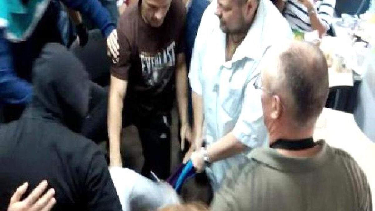 Ukrayna\'da Ünlü Şovmene Milletvekillerinden Meydan Dayağı