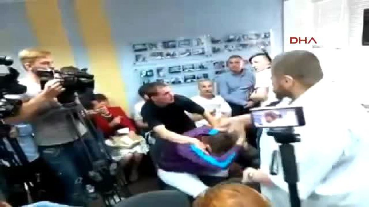 Ukrayna\'da Ünlü Şovmene Milletvekillerinden Meydan Dayağı