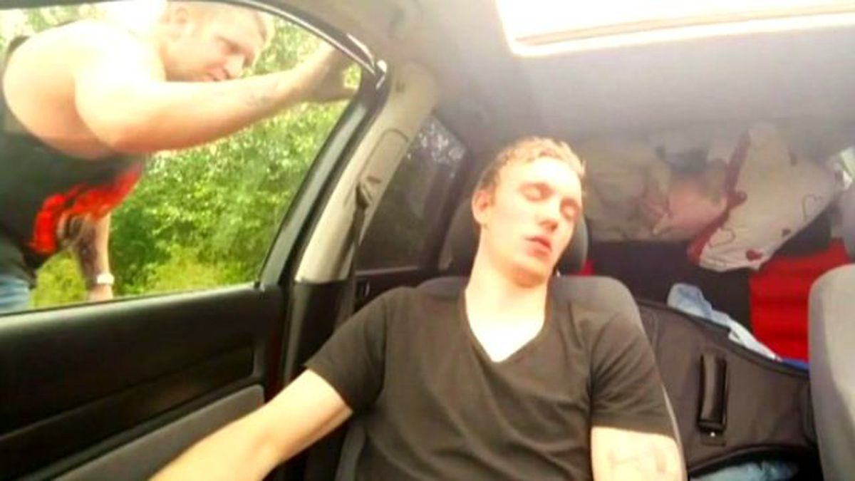 Uyuyakalan Arkadaşını Elektrikli Testereyle Uyandırdı