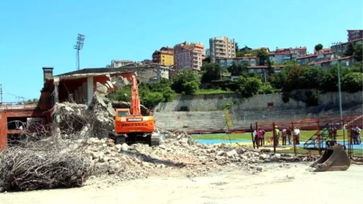 Zonguldak Kömürspor\'un Tribünleri Yıkılıyor