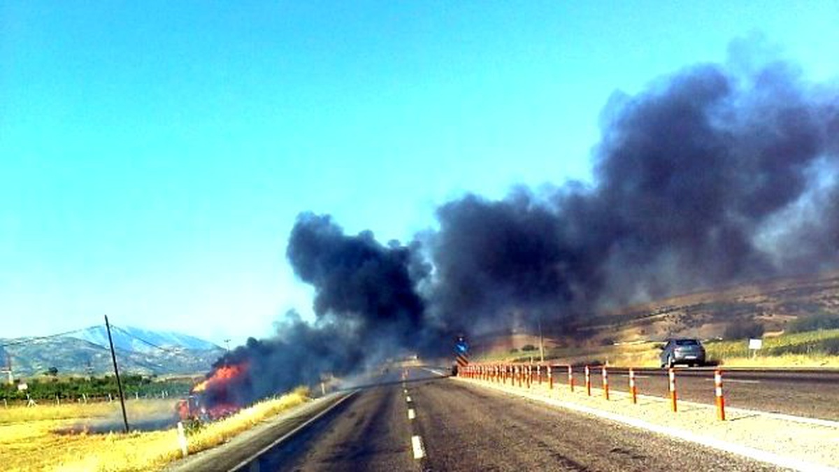 Adıyaman\'da Şarampole Yuvarlanan Kamyon Alev Alev Yandı