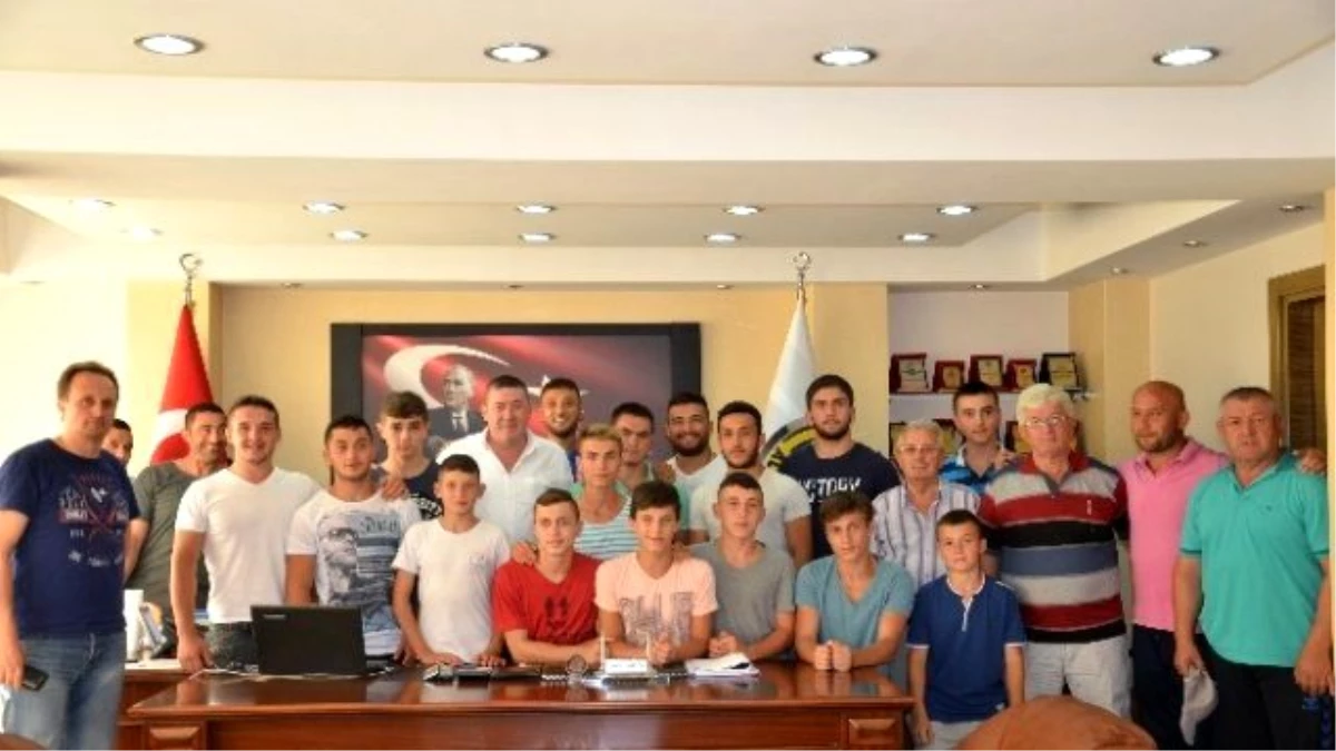 Alaplı Belediye Başkanı Tekin Güreşçileri Kırkpınar\'a Uğurladı