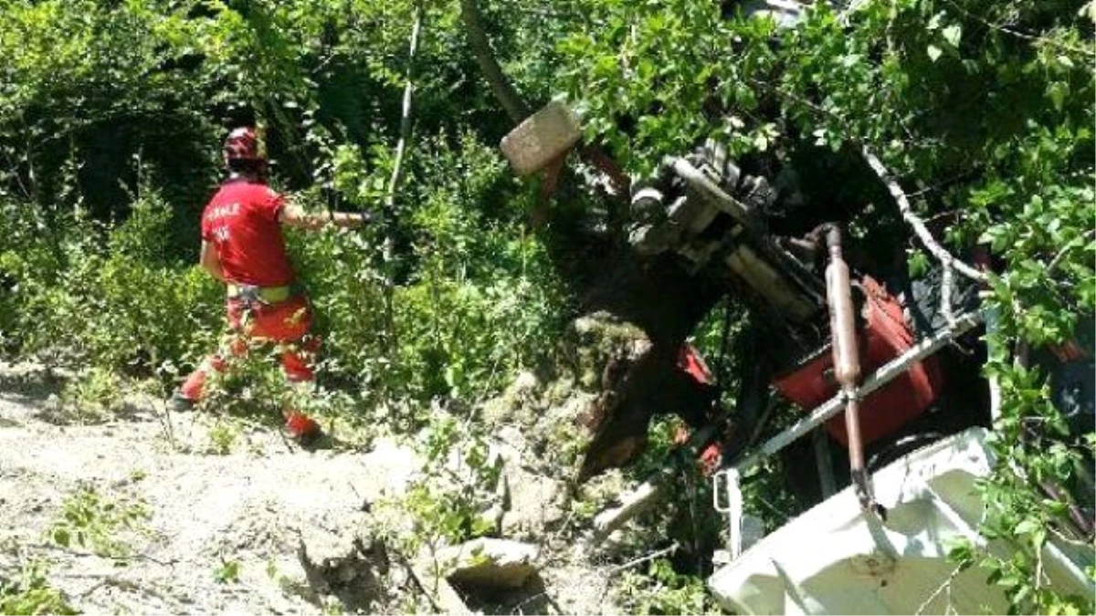 Almanya\'dan Geldi, Uçuruma Yuvarlanan Traktörün Altında Öldü