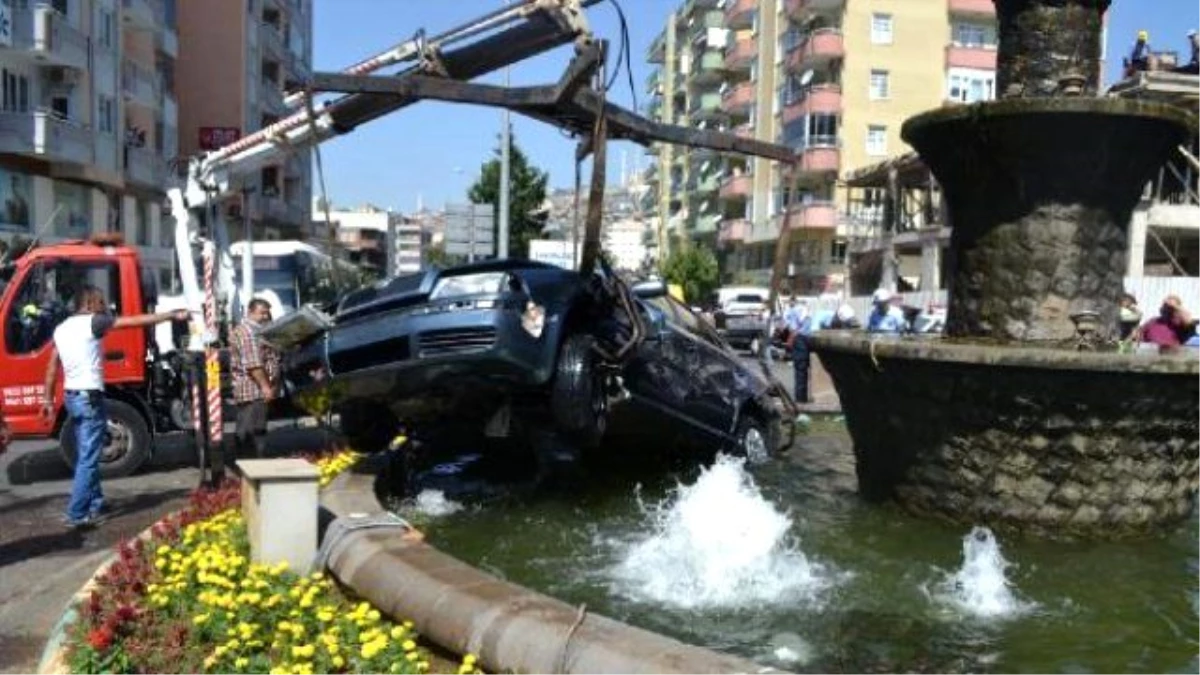 Askeri Ambulansla Çarpışan Otomobil Süs Havuzuna Devrildi: 3 Yaralı