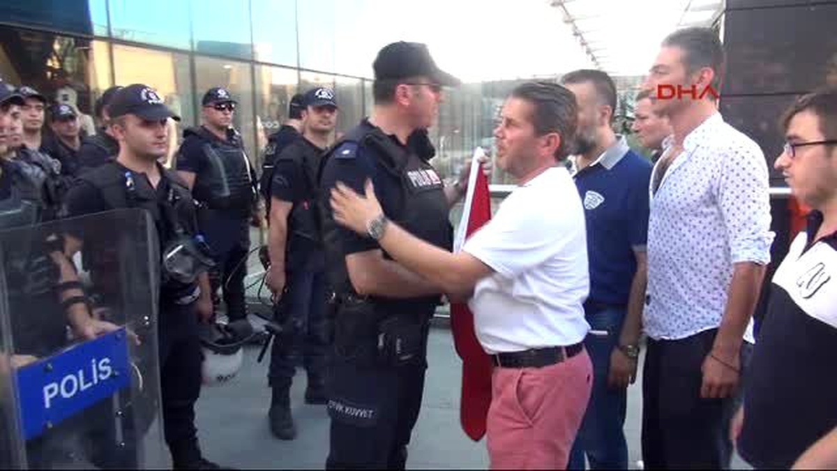 Bursa -Vatandaşlardan Nöbet Tutan Polislere Başsağlığı Ziyareti