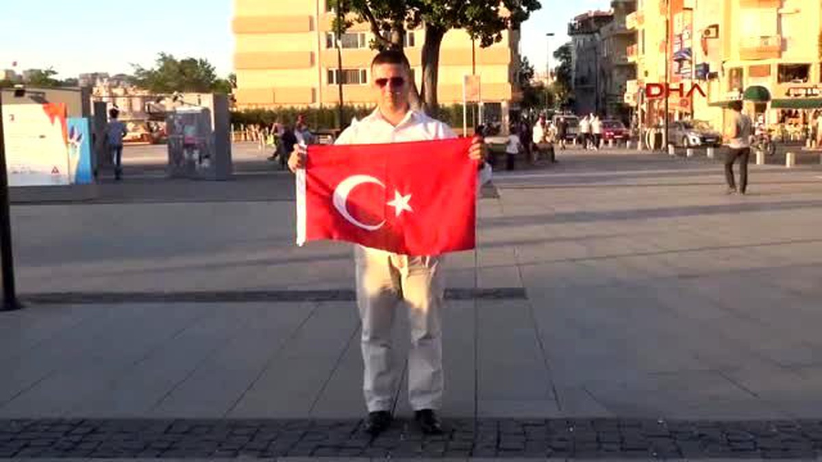 Çanakkale\'de Minibüs Şoföründen Şehit Polisler İçin Eylem