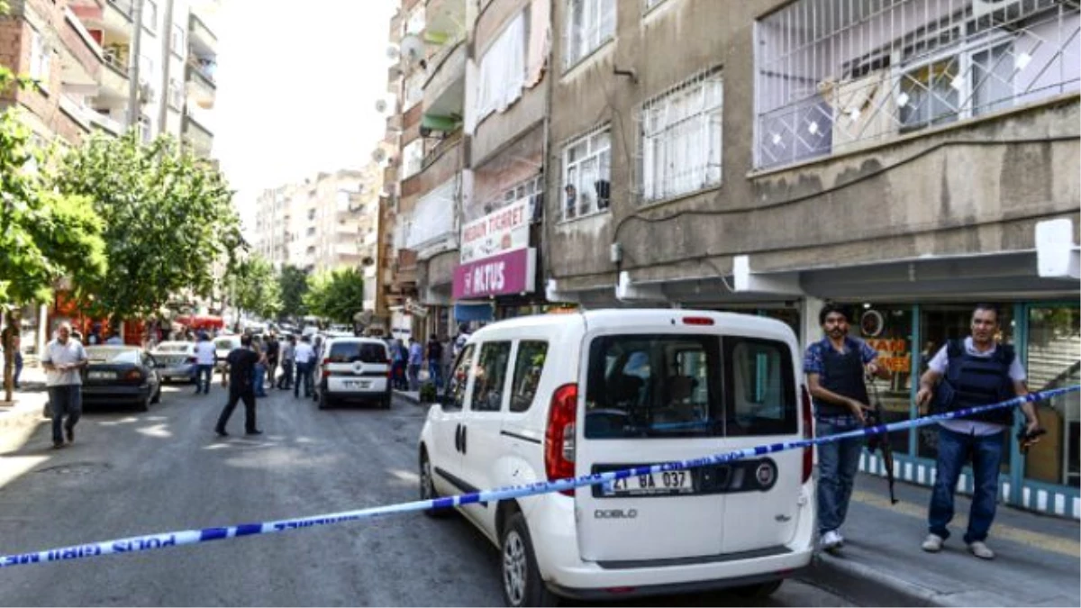 Diyarbakır\'da Polis Ekibine Silahlı Saldırı: 1 Polis Şehit 1 Yaralı (3)
