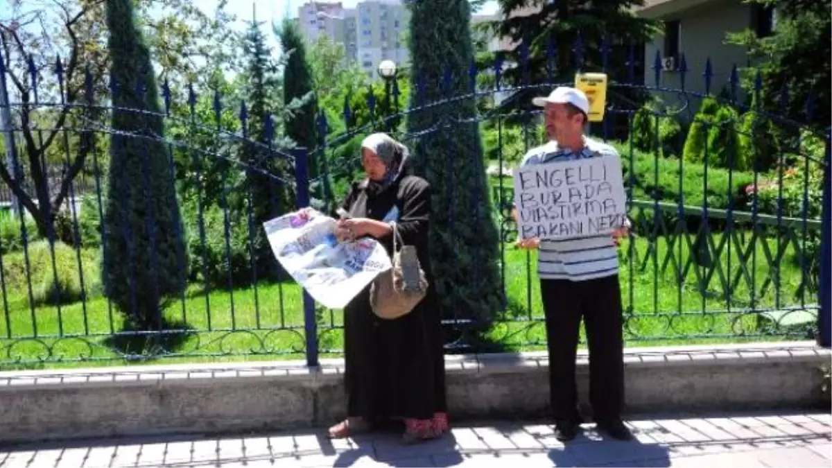 Engelli Çift Bakanlık Önünde Hareketli Dakikalar Yaşattı