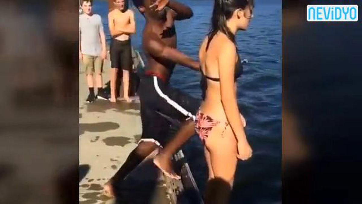 Genç Kızın Arkasından Sinsice Yaklaşıp...
