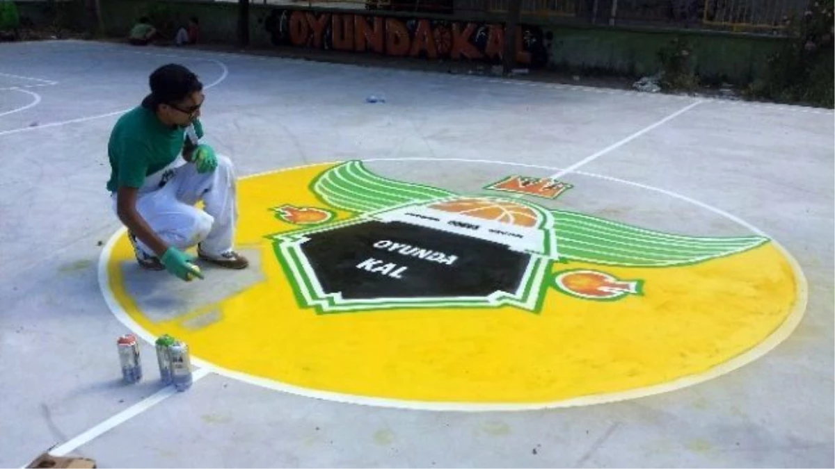 Gönen\'deki İlkokulun Basketbol Sahası Yenileniyor