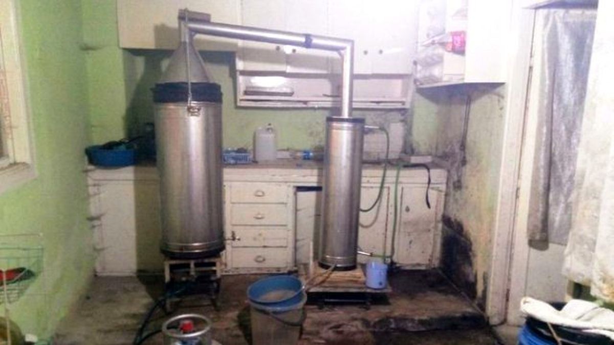 İzmir\'de Kaçak Rakı İmalathanesine Baskın