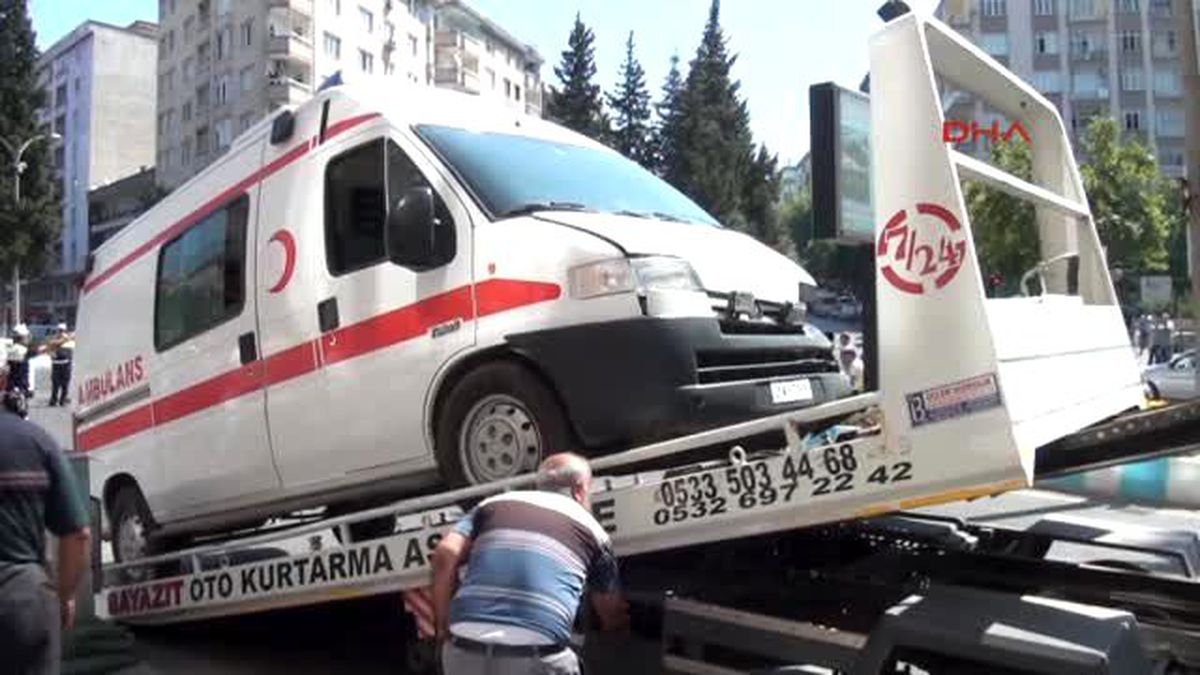Kahramanmaraş Askeri Ambulansla Çarpışan Otomobil Süs Havuzuna Devrildi 3 Yaralı-2 Son
