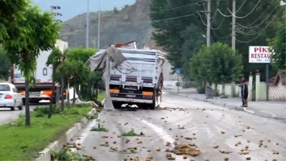 Kamyonun Yolcu Otobüsüne Çarpması Sonucu 13 Kişi Yaralandı