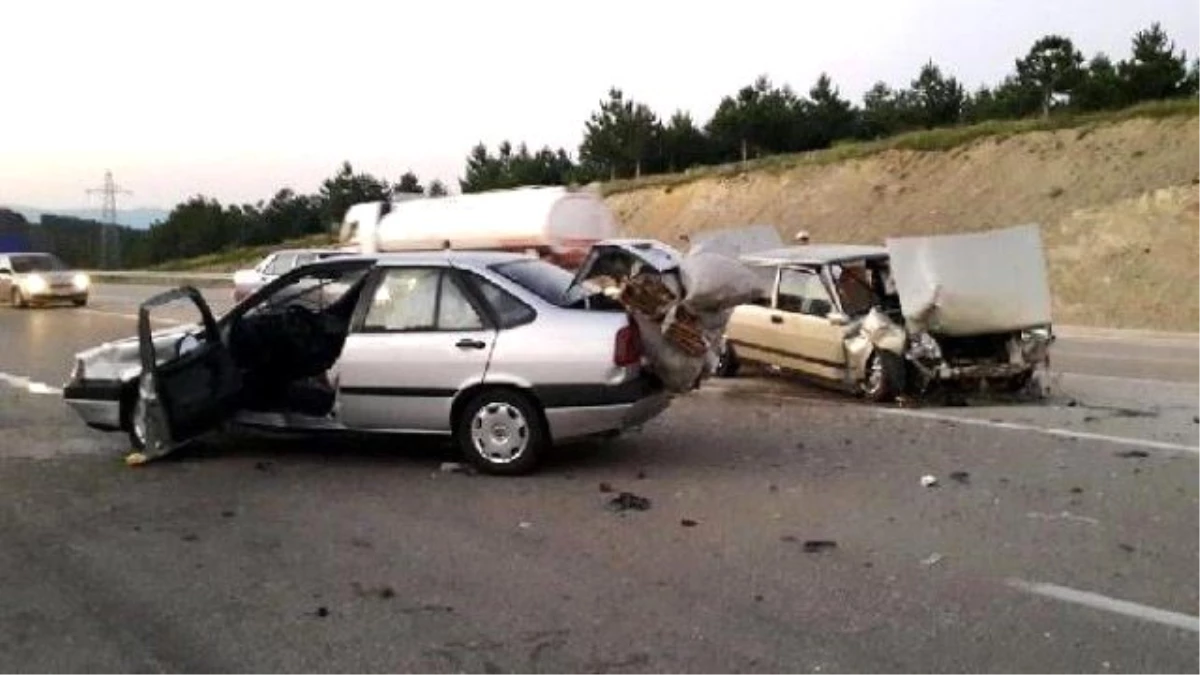Kastamonu\'da İki Araç Çarpıştı, 8 Kişi Yaralandı