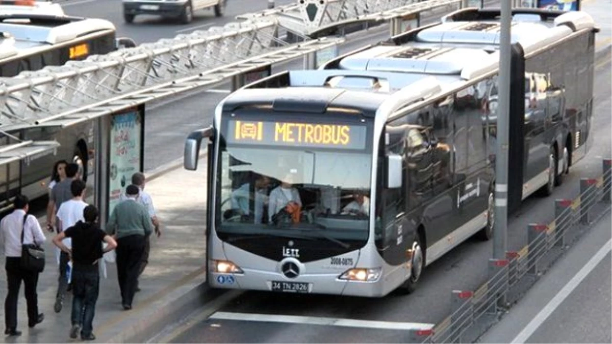 Metrobüs Yolu Asfaltı Yenileniyor