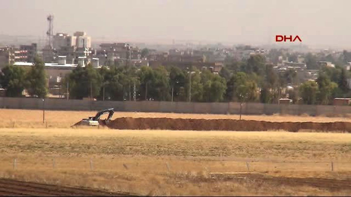 Nusaybin Suriye Sınır Hattında Hendek Kazma Çalışmaları Sürüyor