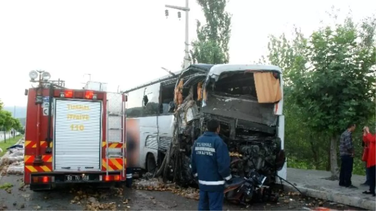 Tokat\'ta Yolcu Otobüsüne Kamyon Çarptı: 15 Yaralı