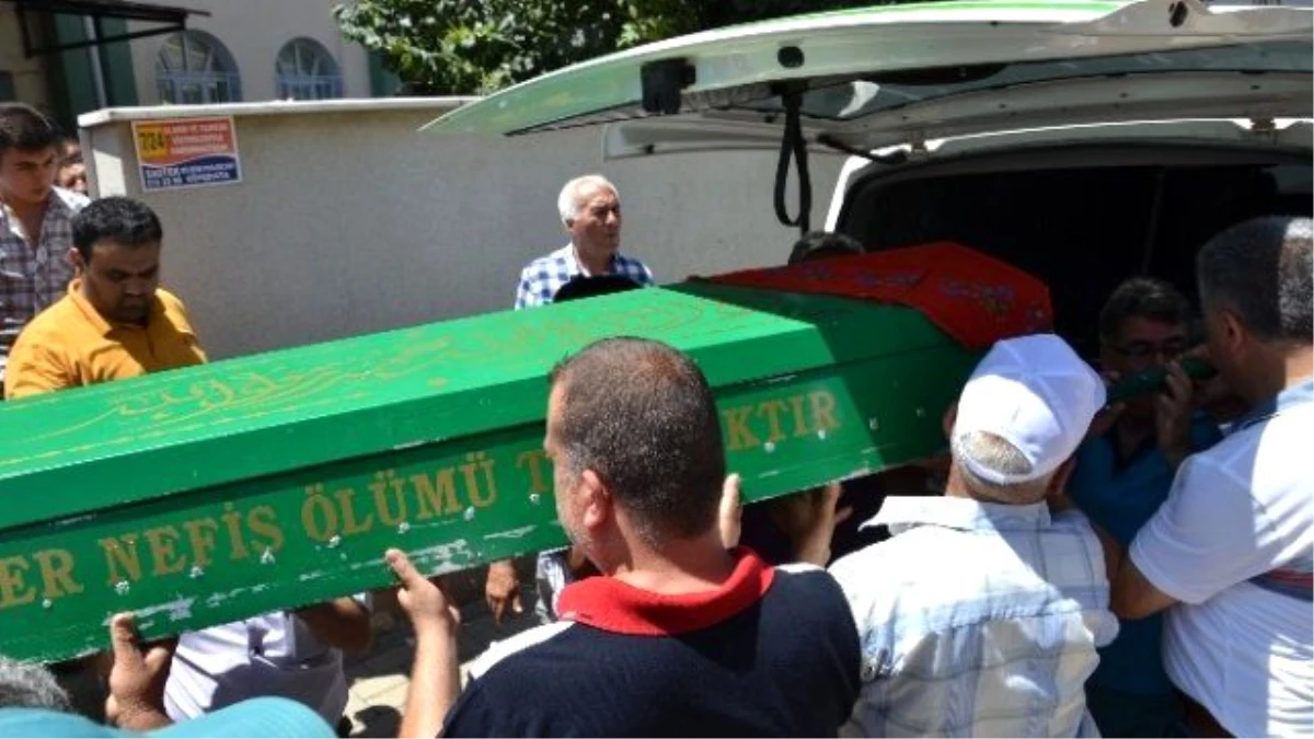 Trenin Altında Kadının Cenazesi Toprağa Verildi