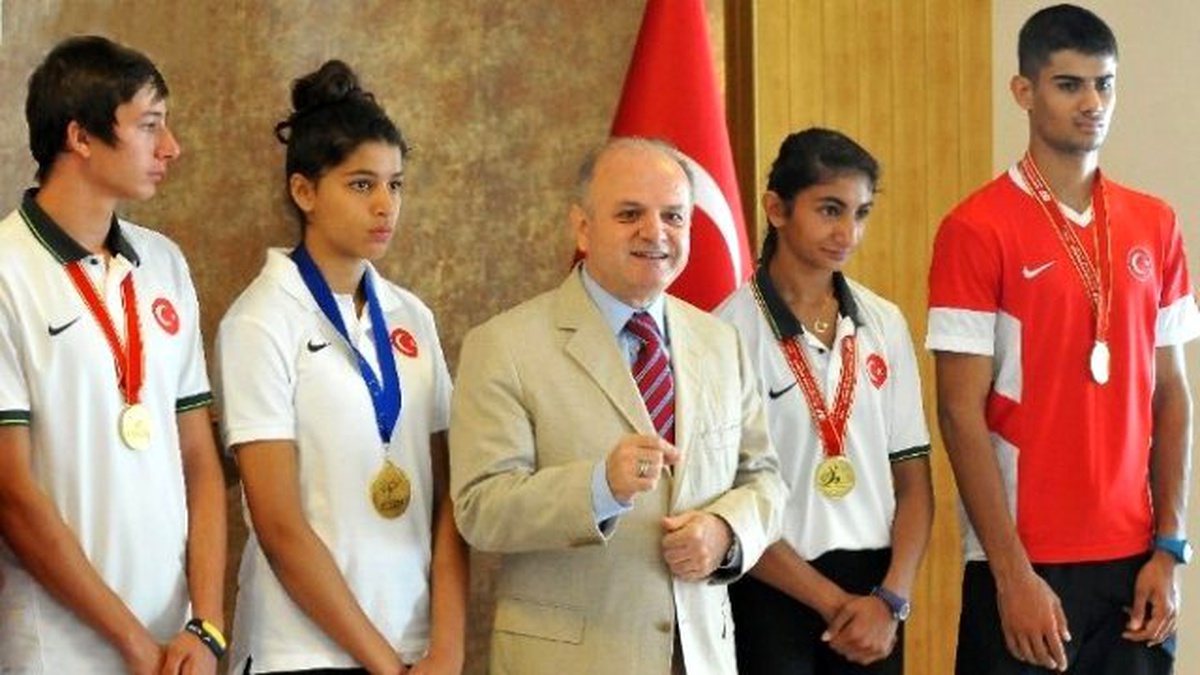 Vali Çakacak\'tan Şampiyon Sporculara Ödül