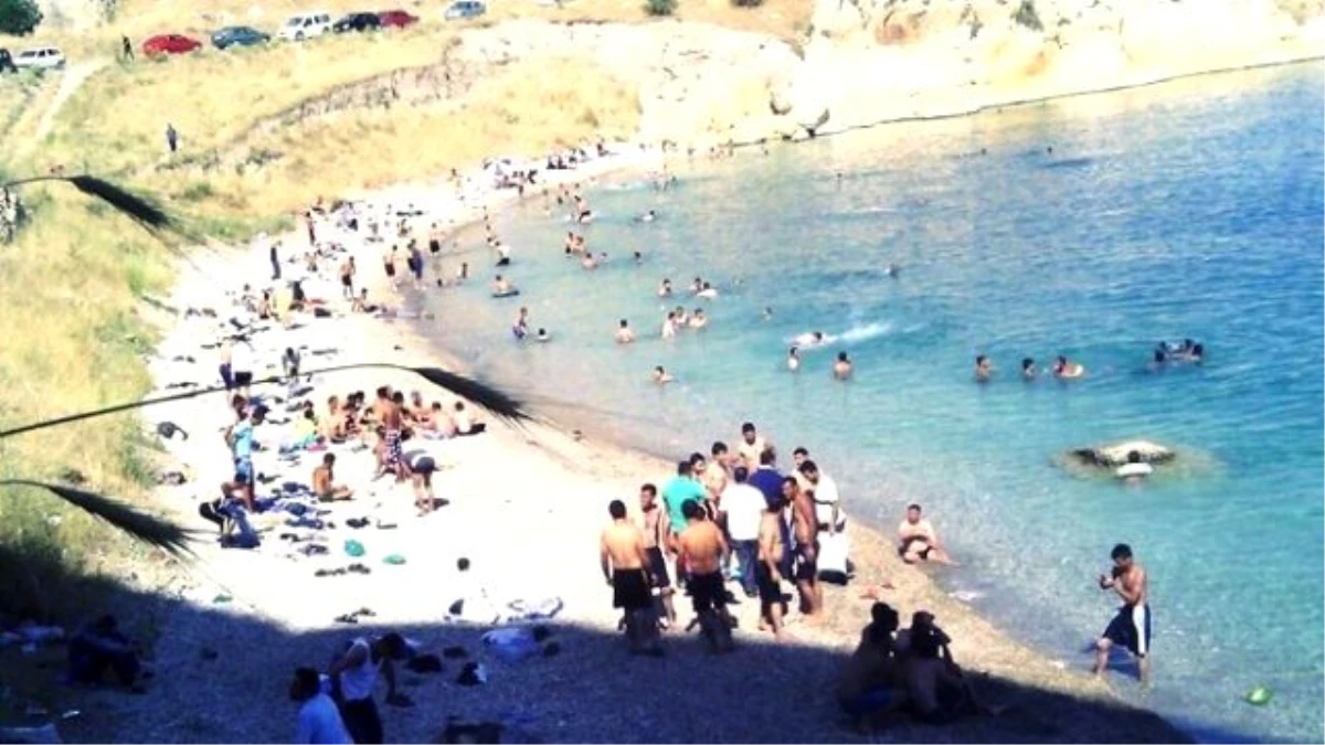 Bitlis\'te Vatandaşlar Serinlemek İçin Van Gölü\'ne Akın Ediyor