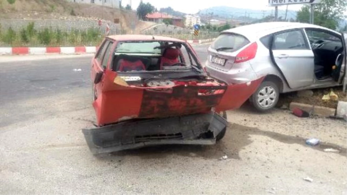Andırın\'da 2 Otomobil Çarpıştı: 6 Yaralı