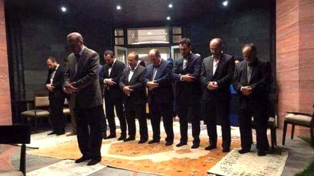 Erdoğan, Saray'ın Bahçesinde Namaz Kıldırdı