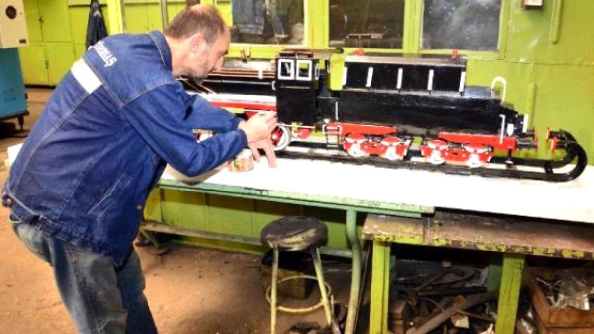 Demiryolu İşçisi, Orjinal Parçalarla Buharlı Lokomotif Maketi Yaptı