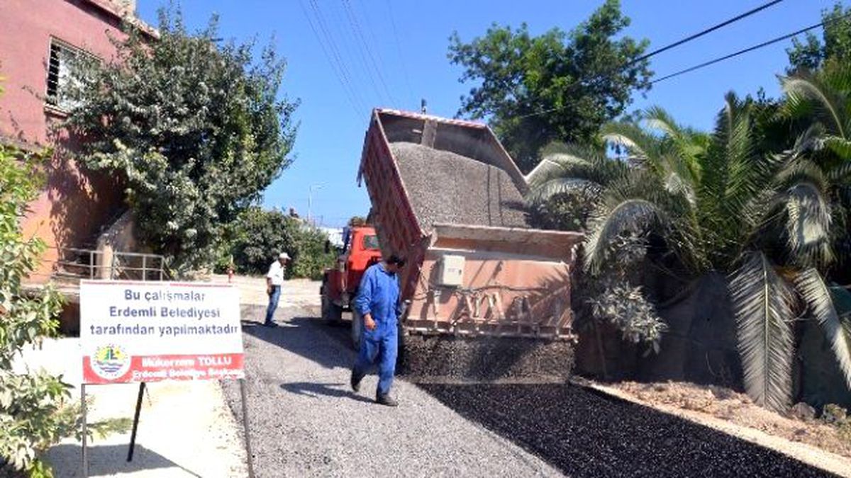 Erdemli\'de Asfalt Çalışmaları Sürüyor