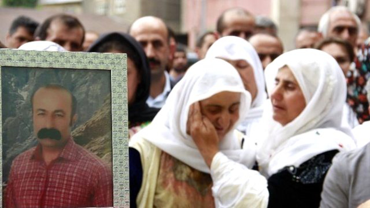 Hdp\'li Belediye Meclis Üyesi Toprağa Verildi