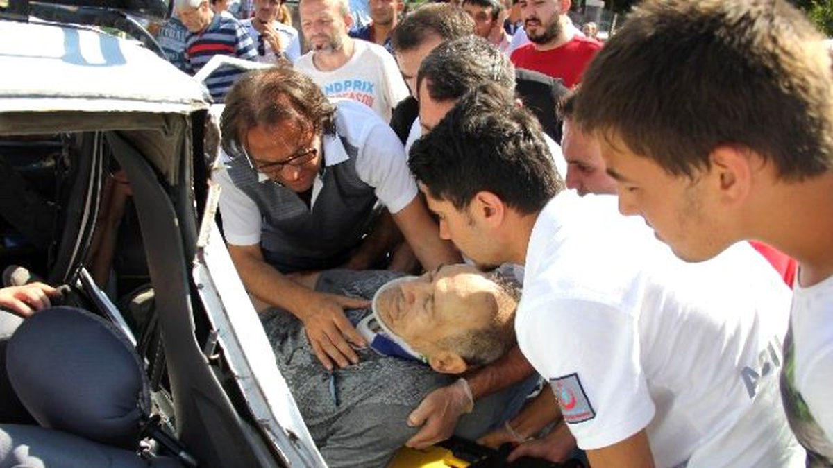 Kamyon ile Otomobil Çarpıştı: 2 Yaralı