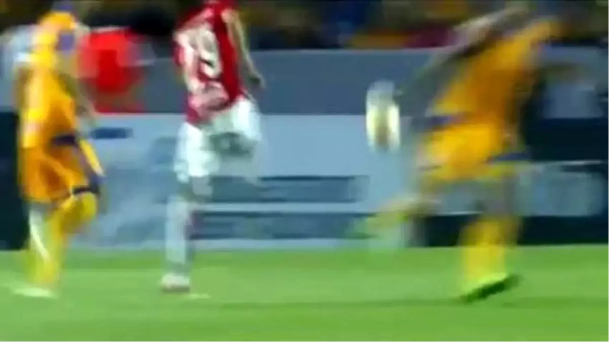 Kendi Kalesine Saçma Sapan Gol Attı!