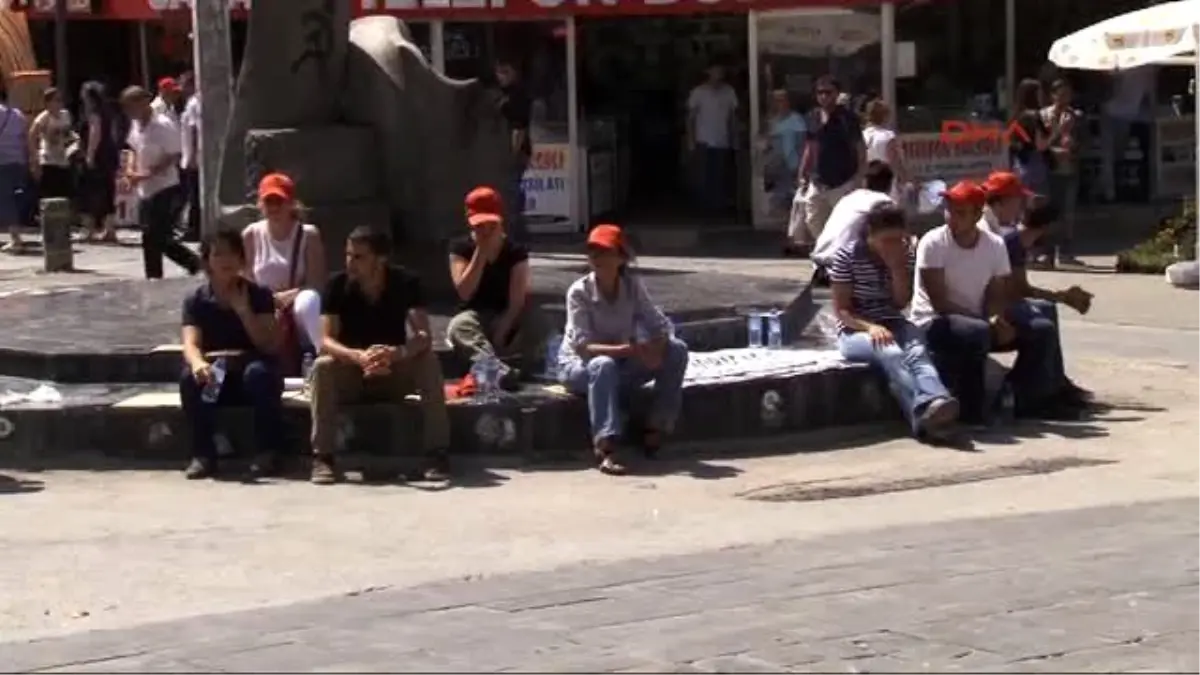 Operasyonları Protesto Eden Gruba Polis Müdahale Etti