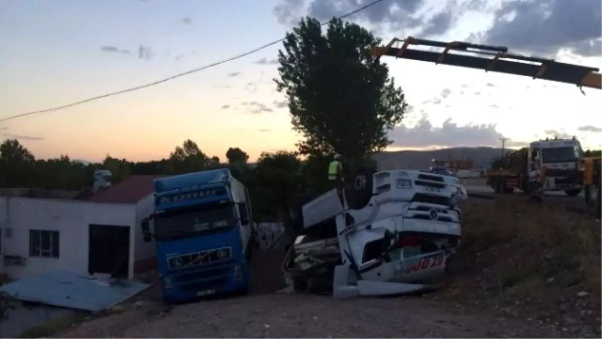 Şarampole Devrilen Tır Bakım Esnasında Yandı