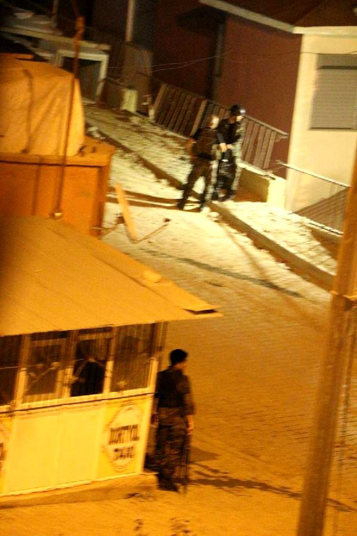 Şemdinli\'de Polise Saldırı: 2 Polis Yaralı