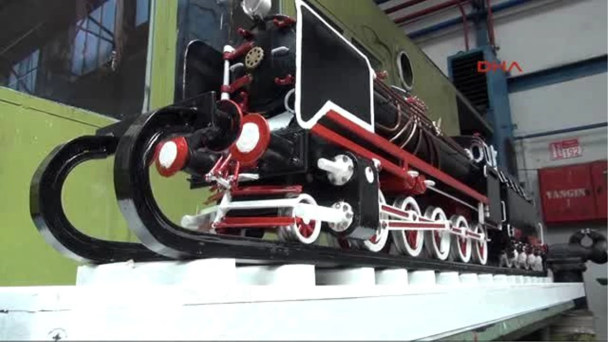 Sivas Demiryolu İşçisi Orjinal Parçalarla İlk Buharlı Lokomotifin Maketini Yaptı