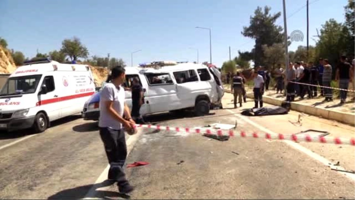 Hatay\'da Suriyelileri Taşıyan Minibüsün Devrildi: 1 Ölü, 15 Yaralı