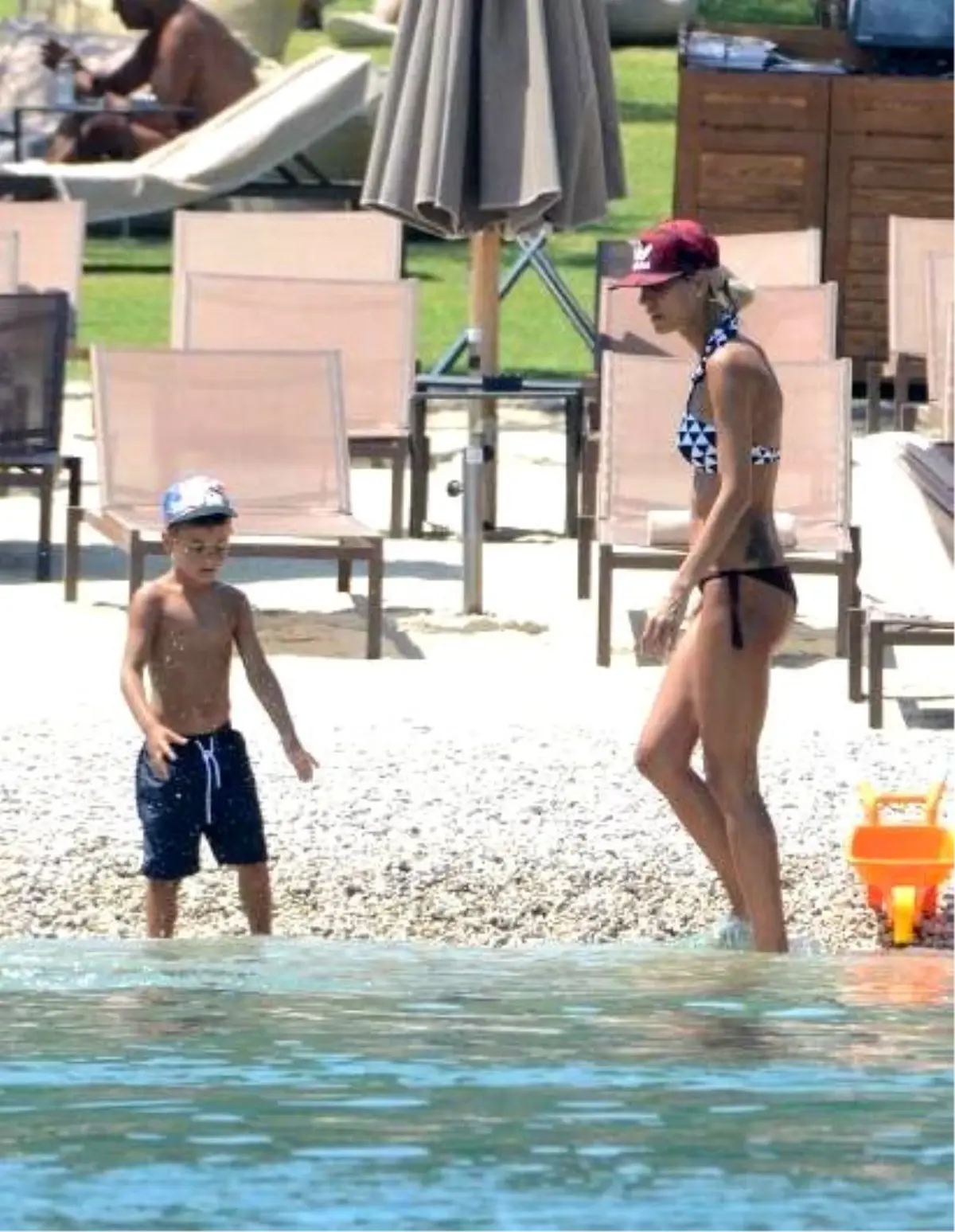 Vücuduna Güvenen Çağla Şıkel Tanga Bikini Giydi