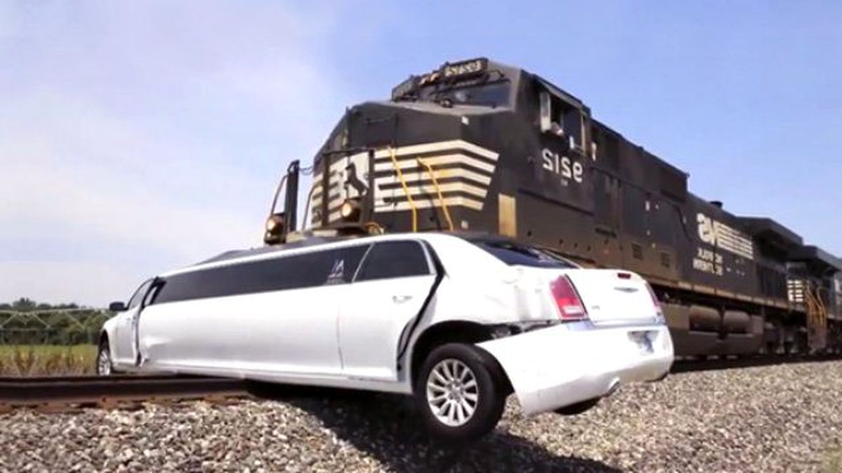 Yük Treni, Önüne Çıkan Limuzini Metrelerce Sürükledi