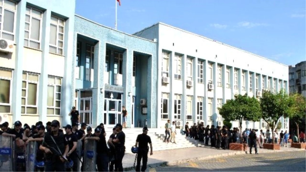 Aydın\'daki Operasyonda Gözaltına Alınan 8 Kişi Adliyeye Sevk Edildi
