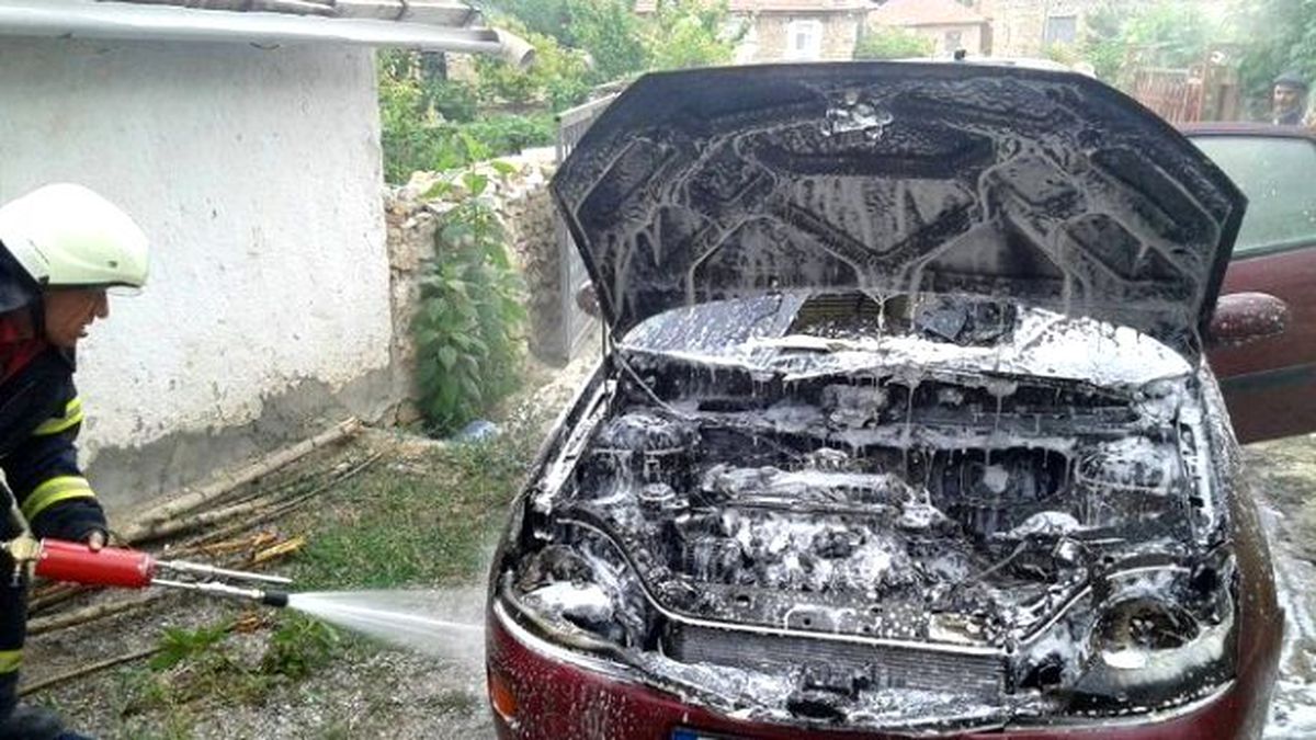 Beyşehir\'de Park Halindeki Otomobilde Yangın