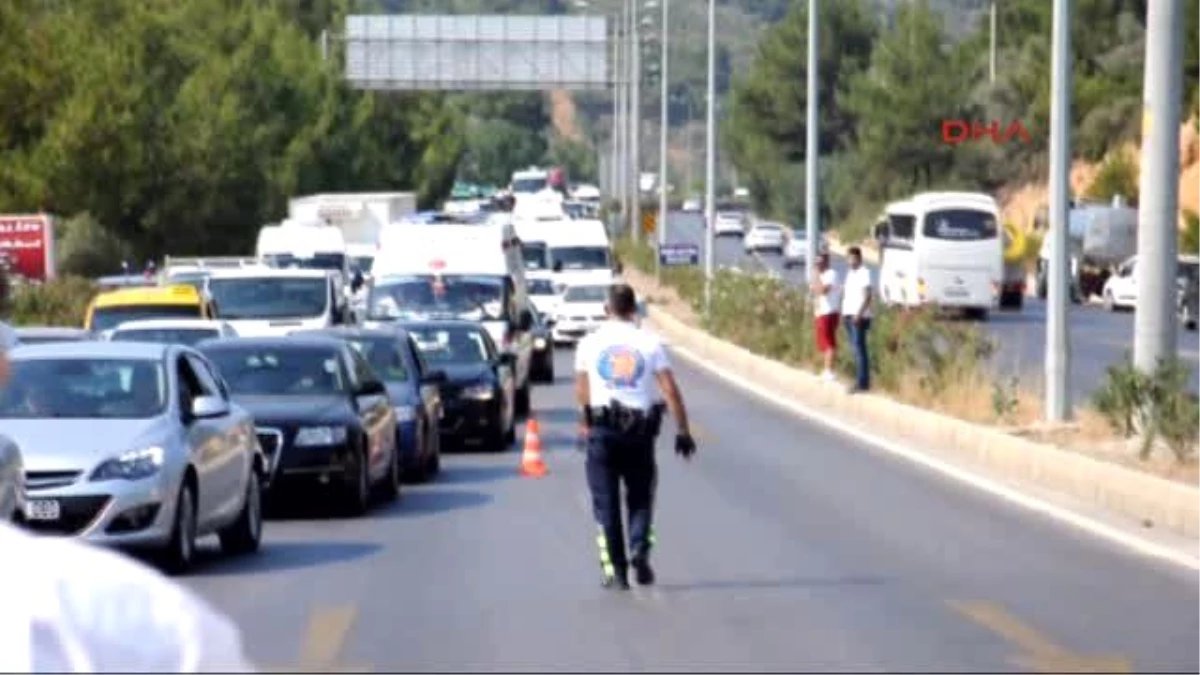 Bodrum - Tur Otobüsü Tır\'a Arkadan Çarptı: 9 Yaralı