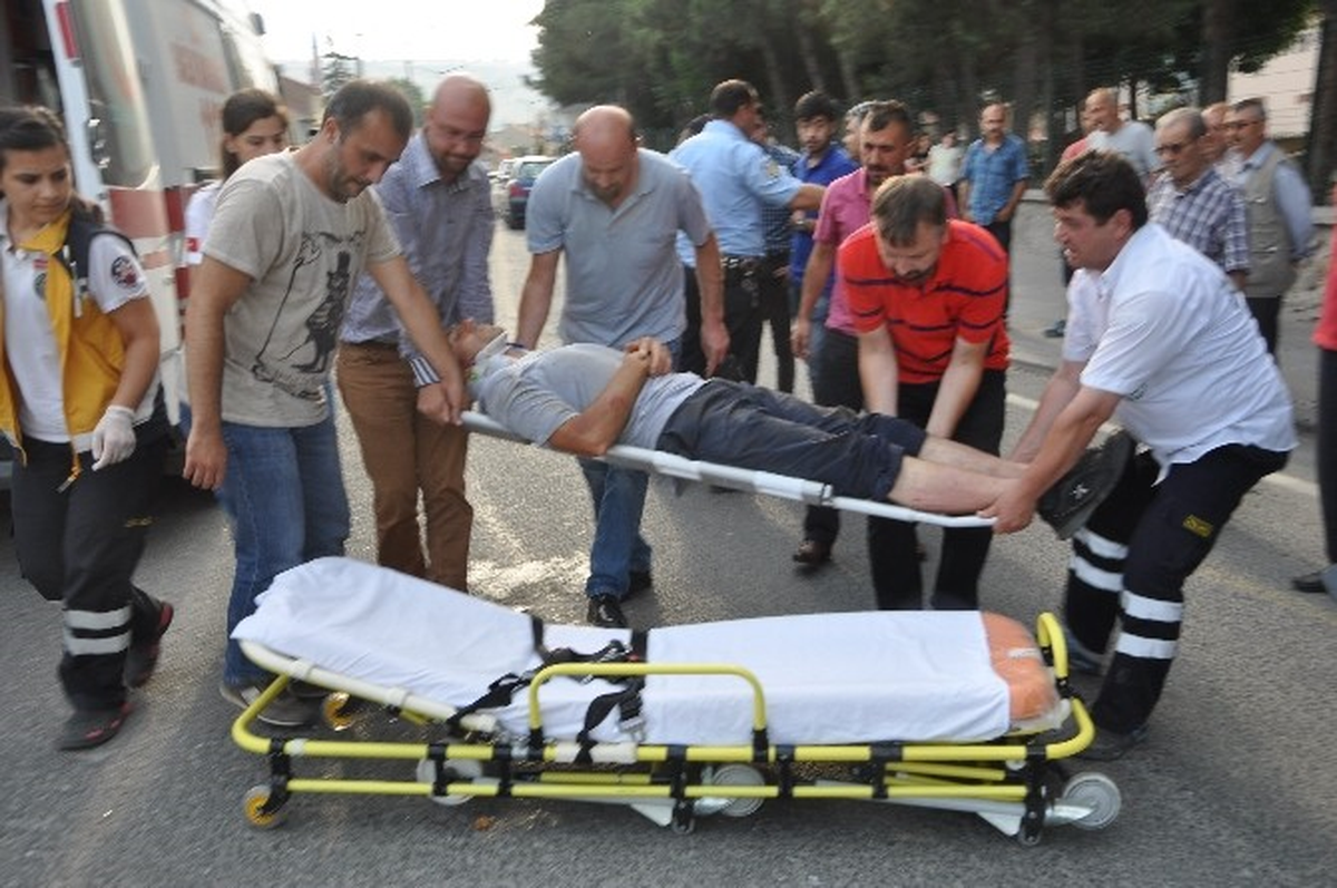 Bozüyük\'te Otomobil ve Motosiklet Çarpıştı, 1 Yaralı