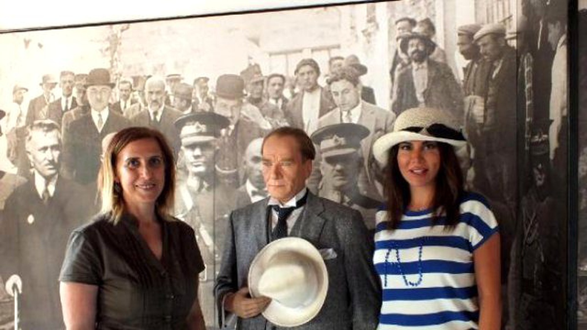 Ebru Yaşar, Atatürk\'ün Balmumu Heykeline Hayran Kaldı