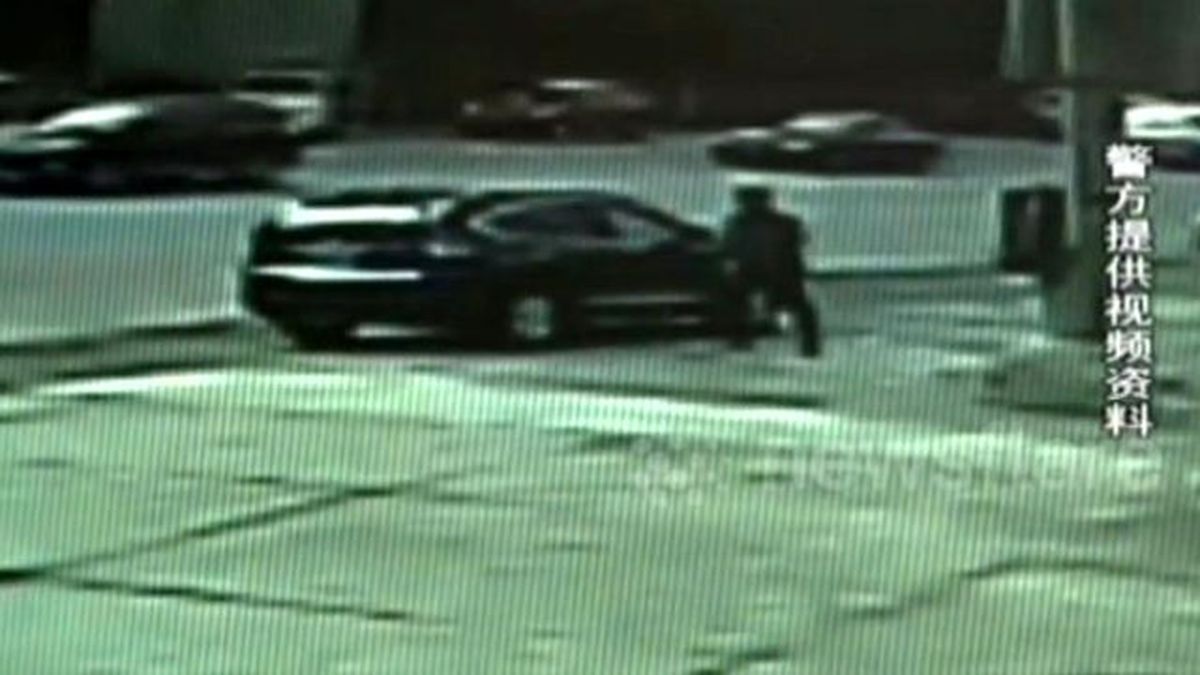 Eşiyle Tartışan Genç Kadın Hırsını Arabadan Çıkardı