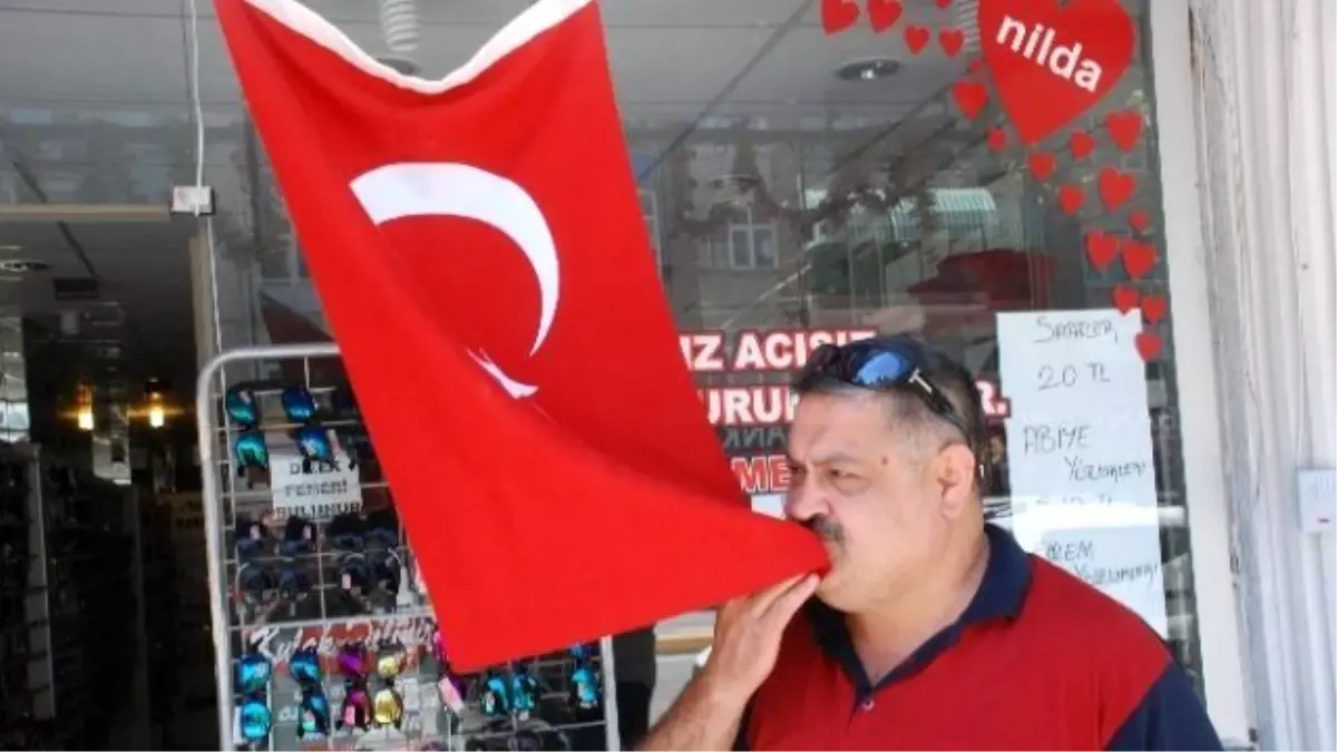 Esnaf, Teröre Karşı Bayrak Açtı