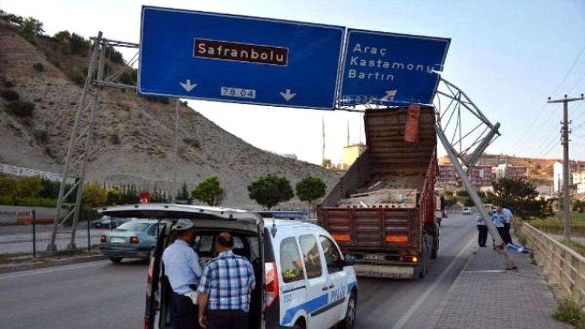 Kamyonun Açılan Damperi Levhaya Çarptı