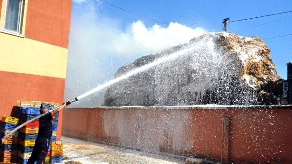 Malatya\'da Saman Yüklü Tır Yandı