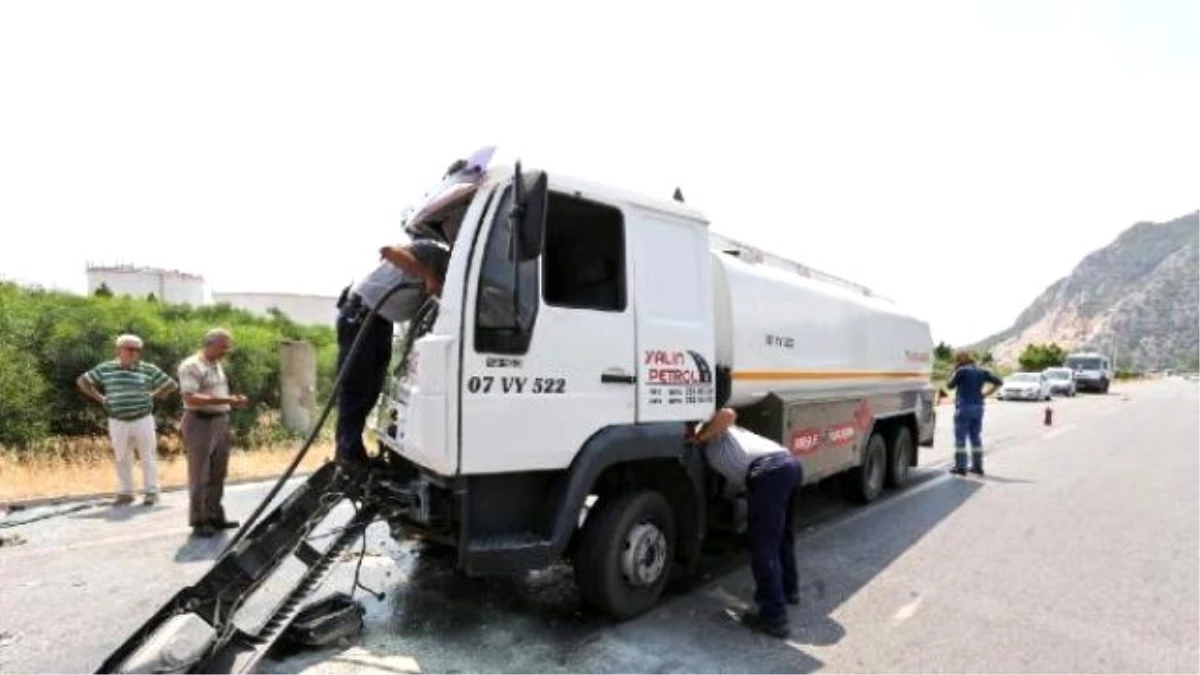 Midibüse Arkadan Çarpan Tankerin Motoru Alev Aldı