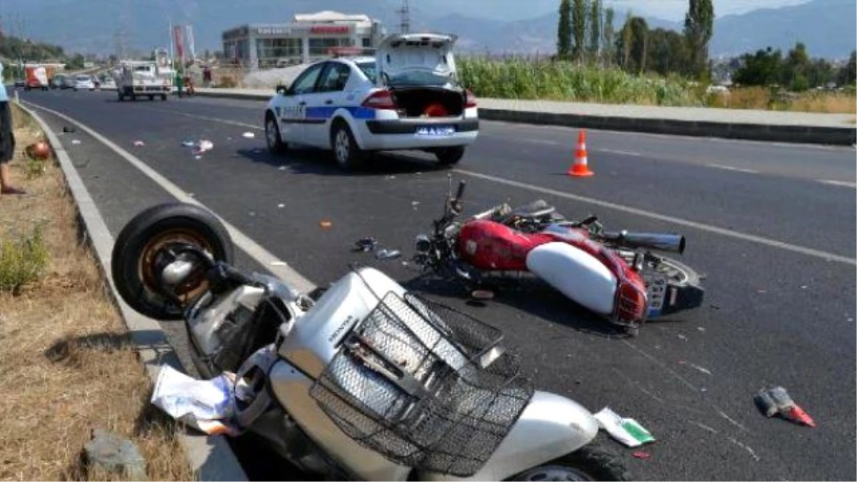 Motosikletler Çarpıştı Sürücüler Öldü