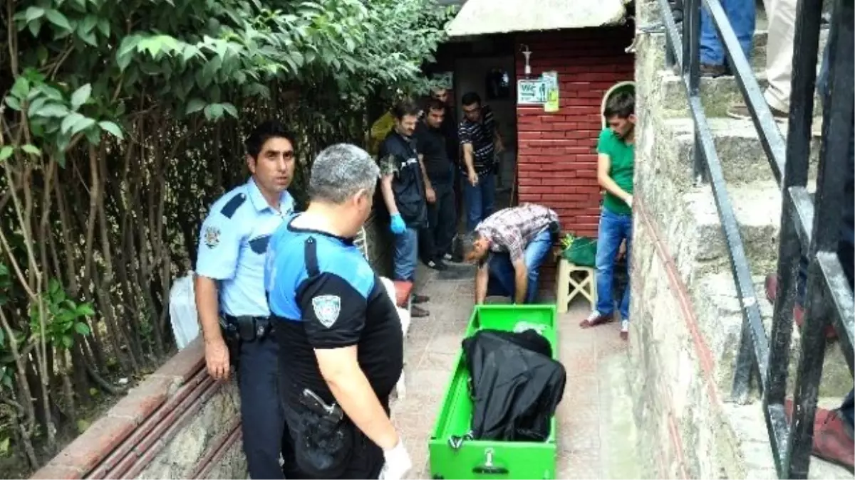 Polislerin Kendisini Eve Götürmesini İstemeyen Alkollü Yaşlı Adam Tuvalette Ölü Bulundu